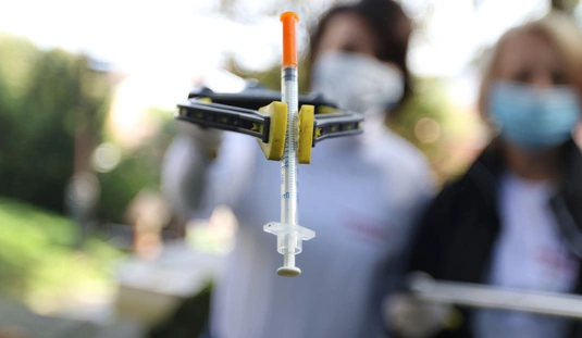 Drogszemét gyűjtése az avasi temetőben 