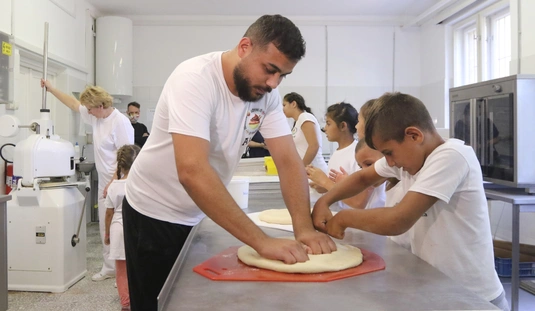 Galamb Alex tanítványaival a sütödében 