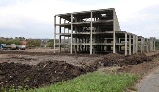 Megnéztük, mi történik a hejőcsabai betonváznál 