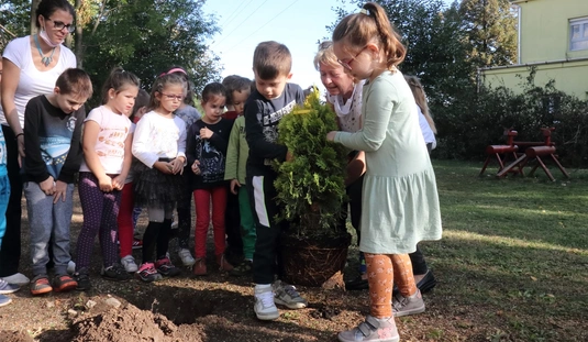 Komposztálás és tuja ültetés a Szent Miklós Görögkatolikus Óvodában 