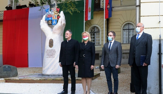 Nemzeti Összetartozás Emlékmű avatás a megyeházán 