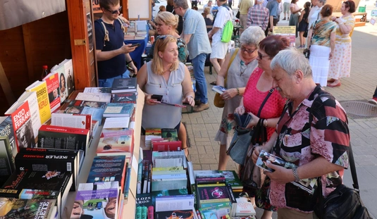 90. Ünnepi Könyvhét az Erzsébet téren 