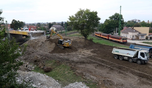 Bontják a felüljárót a Vörösmartyn 