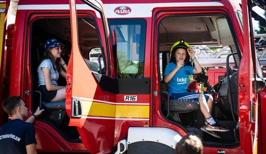 Táborozó gyerekek a Vasgyári Tűzoltóságon
