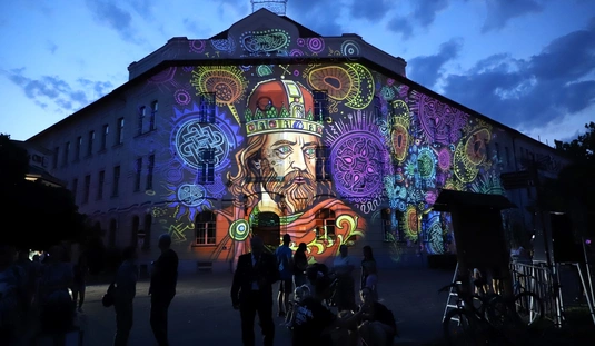 Felvonulás és Tündöklő fényjáték a Hősök terén