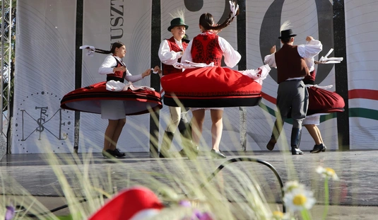 Szinvavölgyi Néptáncegyüttes, valamint Herczku Ági és Nikola Parov műsora