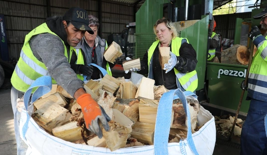 Készül a szociális tűzifa Miskolcon. Fotó: Juhász Ákos