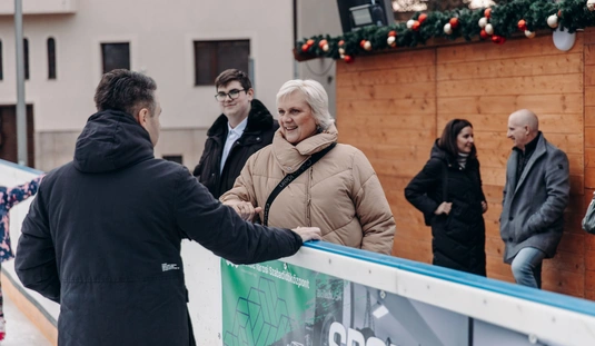 Adventi fények jégpályával