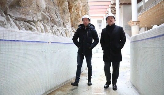 Átadták a munkaterületet, elkezdődnek a munkálatok a Barlangfürdőben. Fotó: Juhász Ákos