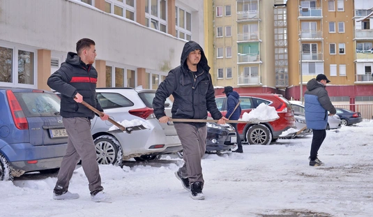 Középiskolások havat lapátolnak