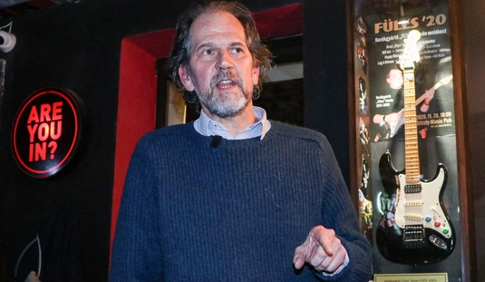 Kerékgyártó Füles István gitár vitrin avató a Grizzly Music Pubban