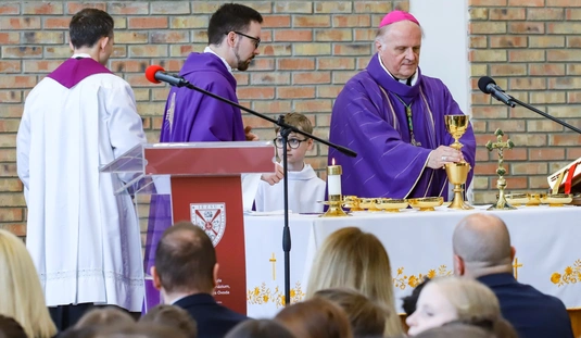 Jezsuita szentmise alapkőletétel előtt