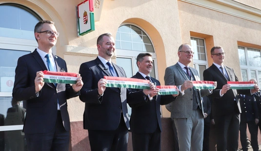 Kormányablak és rendőrörs átadása az Úgyőri főtéren