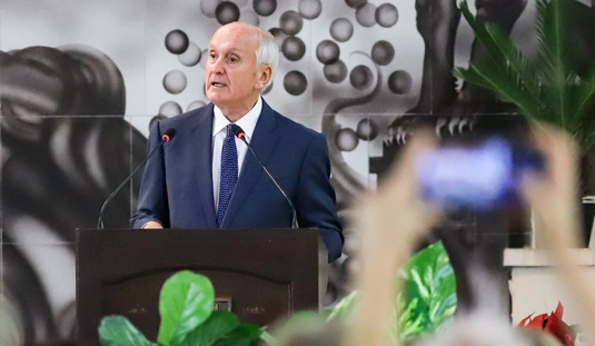 Baka András a  Nemzetközi Hungarológiai Kongresszuson az egyetemen