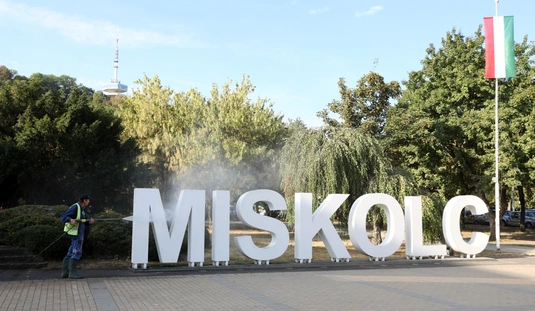 Takarítás a miskolci belvárosban. Fotó: Juhász Ákos