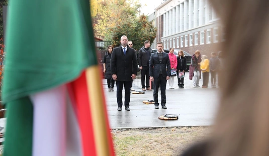 DIGÉP munkásgyűlésének emléktáblájánál. Fotó: Juhász Ákos