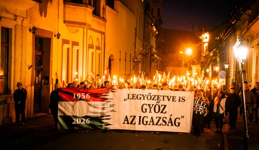 Fidesz-KDNP fáklyás felvonulás Gulyás Gergellyel
