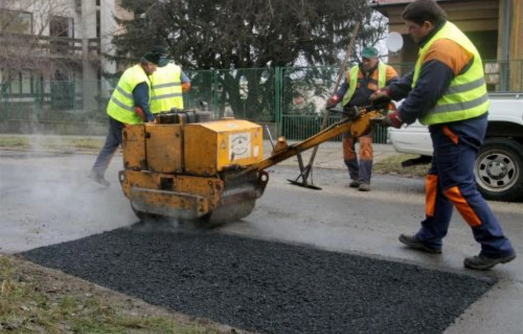 Ma is több helyen kátyúznak Miskolcon