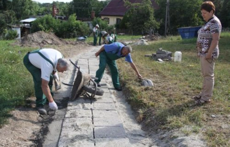 Új járdák könnyítik a közlekedést Komlóstetőn