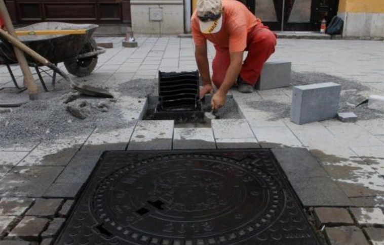 Már rakják a Miskolc-címeres aknafedőket a Széchenyin