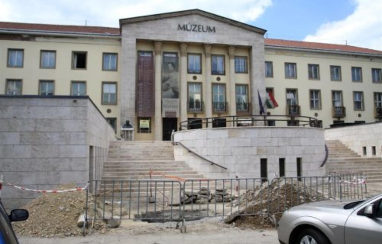 Akna épül a múzeum előtt