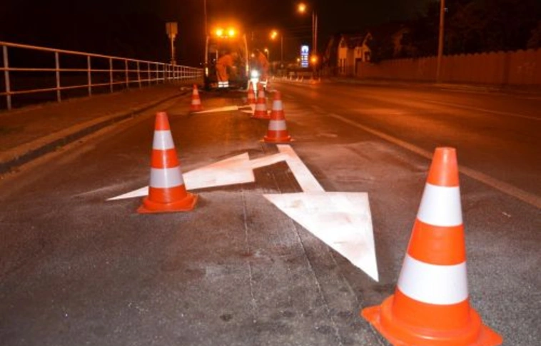 Éjjel újulnak meg az útburkolati jelek