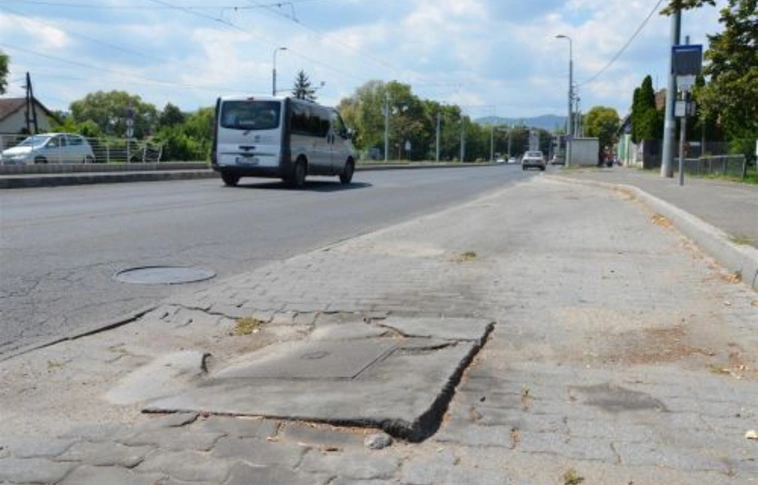 Újgyőri piac: hamarosan felújítják a használhatatlan megállót