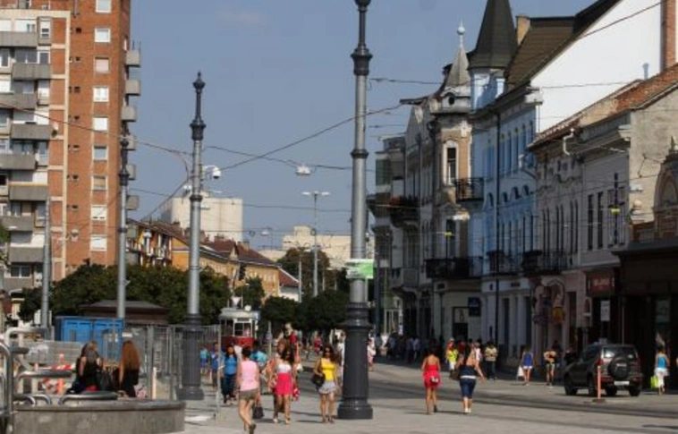„Kandeláberesednek” a sétálóutcai vezetéktartó-oszlopok