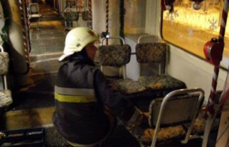 Füst és tűzoltók a villamoson