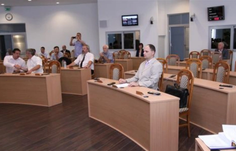 Rendkívüli közgyűlés: három sajtótájékoztató, három vélemény