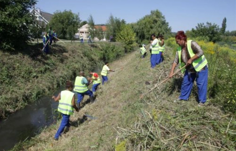 Folyamatosan nyírják a füvet, tisztítják az árkokat