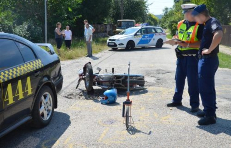 Taxi ütközött motorkerékpárral