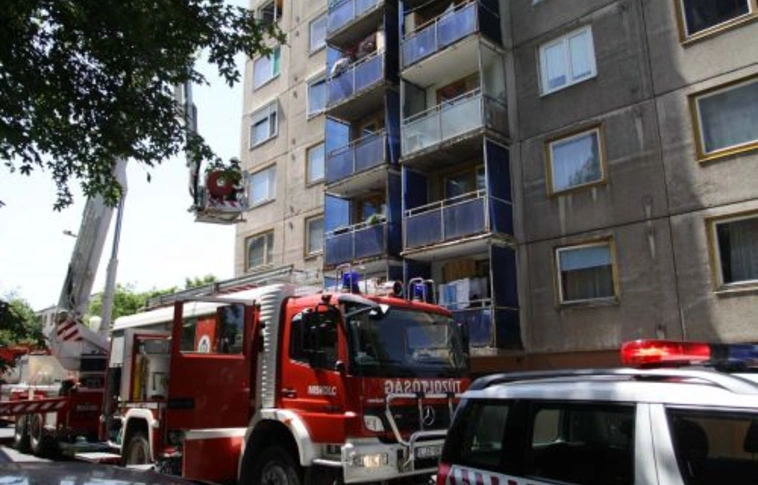 Kapcsolószekrény gyulladt ki az Avason