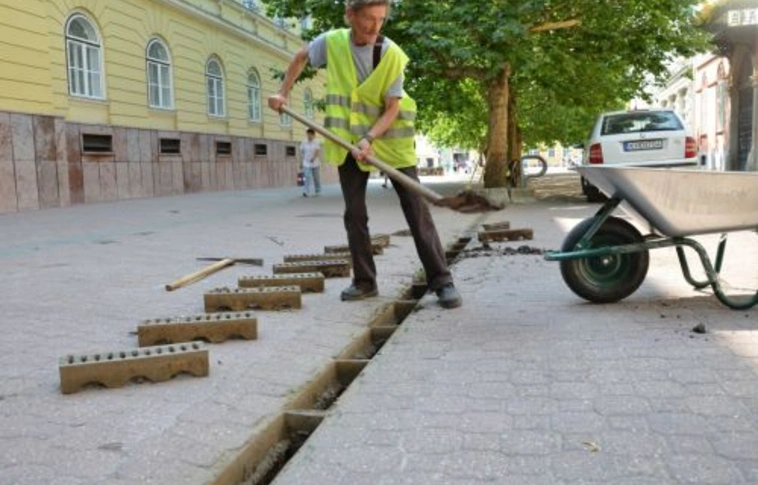 Folyamatosan tisztítják az árkokat, csatornákat