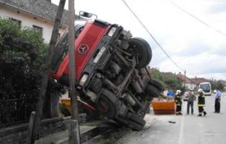 Felborult a konténeres autó (Fotók)