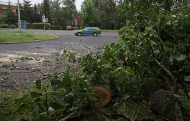 Kisebb károkat és 10 fokos lehűlést hozott a vihar