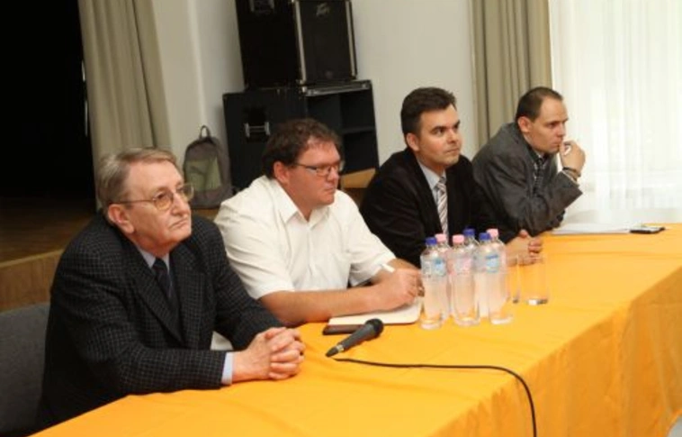 A Hivatal és az MVK is házhoz ment a Gárdonyiban