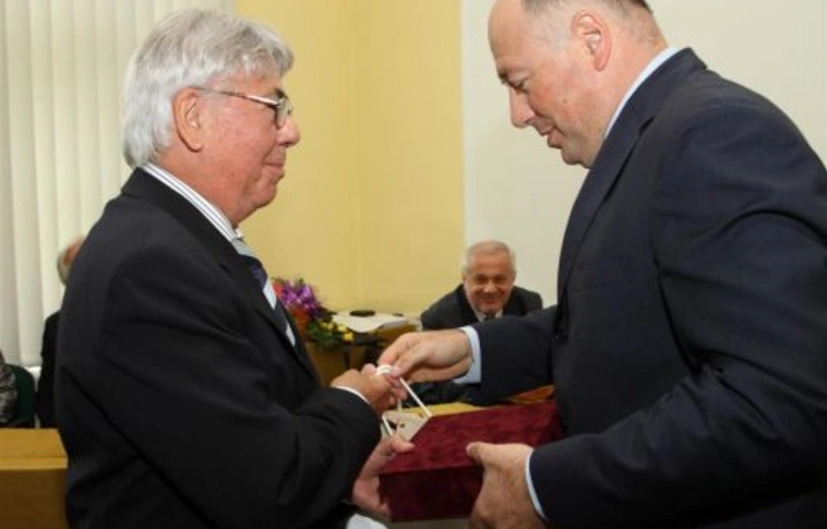 „Aki betegekkel foglalkozik, a jövőben bízik”