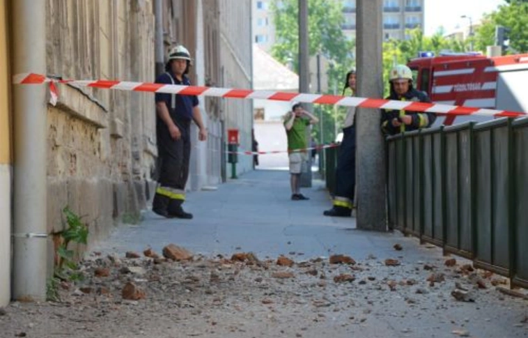 Stukkóomlás: lekordonozott járda a Kis-Hunyadon!