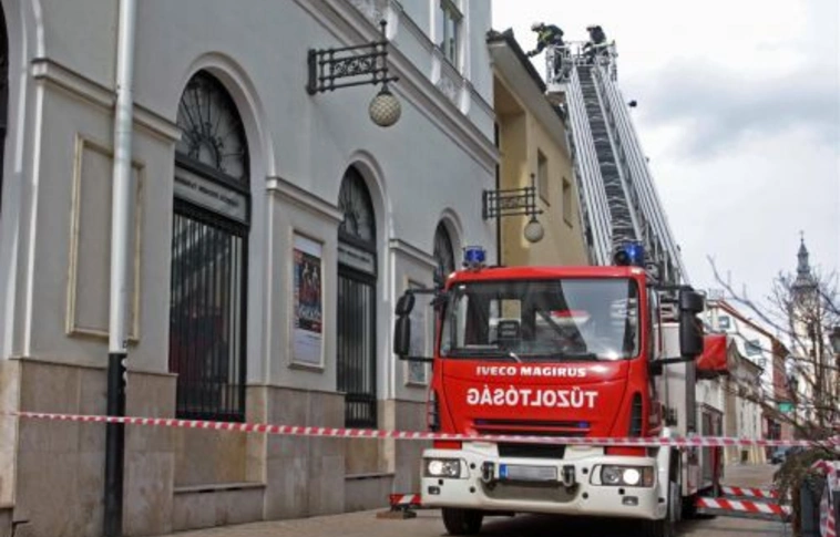 Tűzoltók a Széchenyin