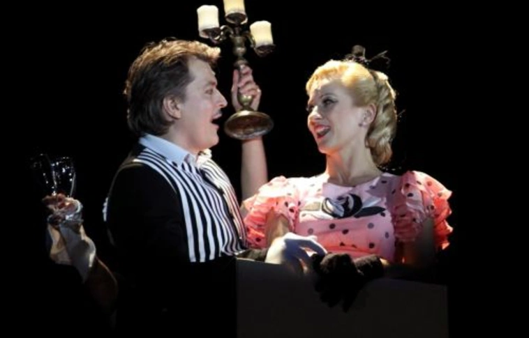 Operabemutató előtt, operettpremier után