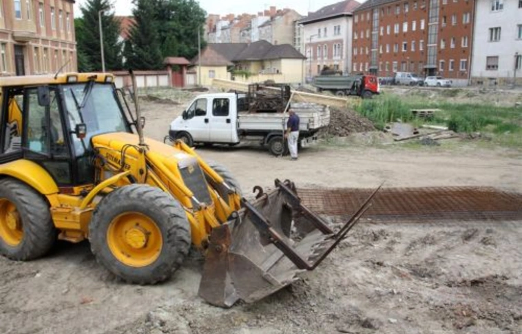 Novemberre lehet kész a Patak utcai mélygarázs