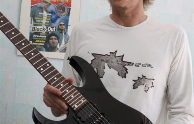 Írja és éli a rockot