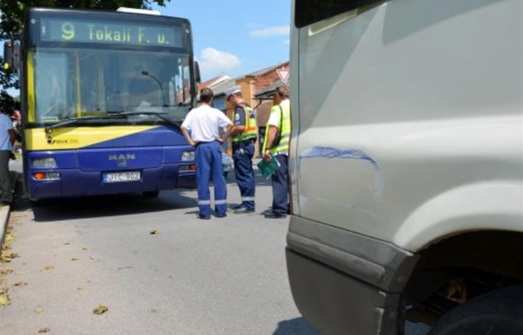 „Megkóstolta” egymást a busz és a betegszállító