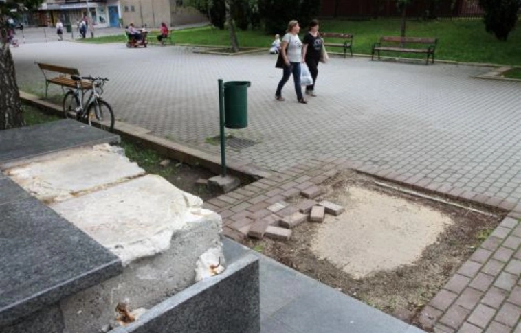 Vandálok a téren