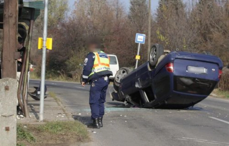 Felborult a kanyarban az ittas sofőr
