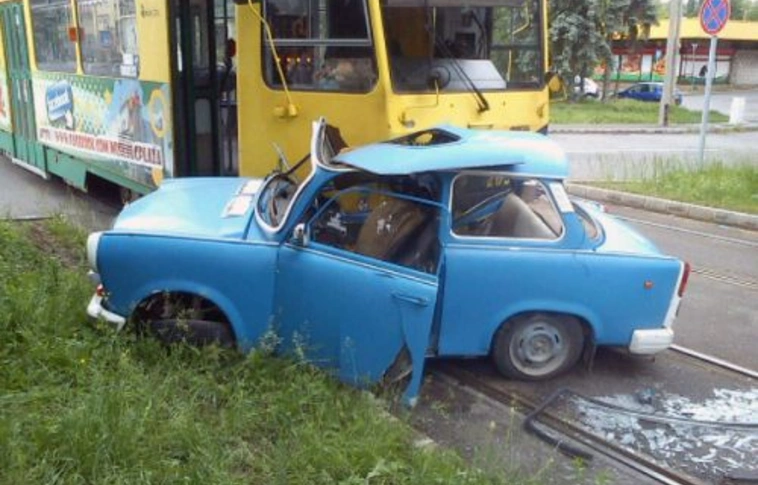 Kiütötte a Trabantot az 1-es villamos