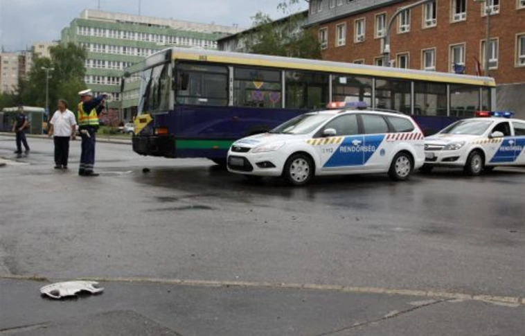 Autóbusz-karambol a belvárosban