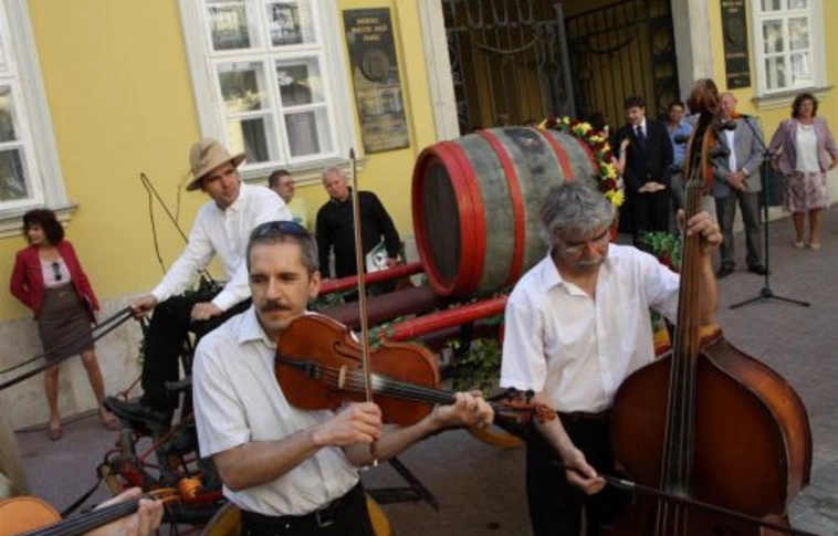 Lovon érkezett a bor Miskolcra