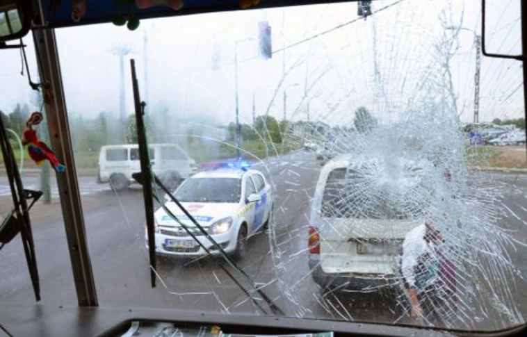 Busz szaladt a mikrobuszba